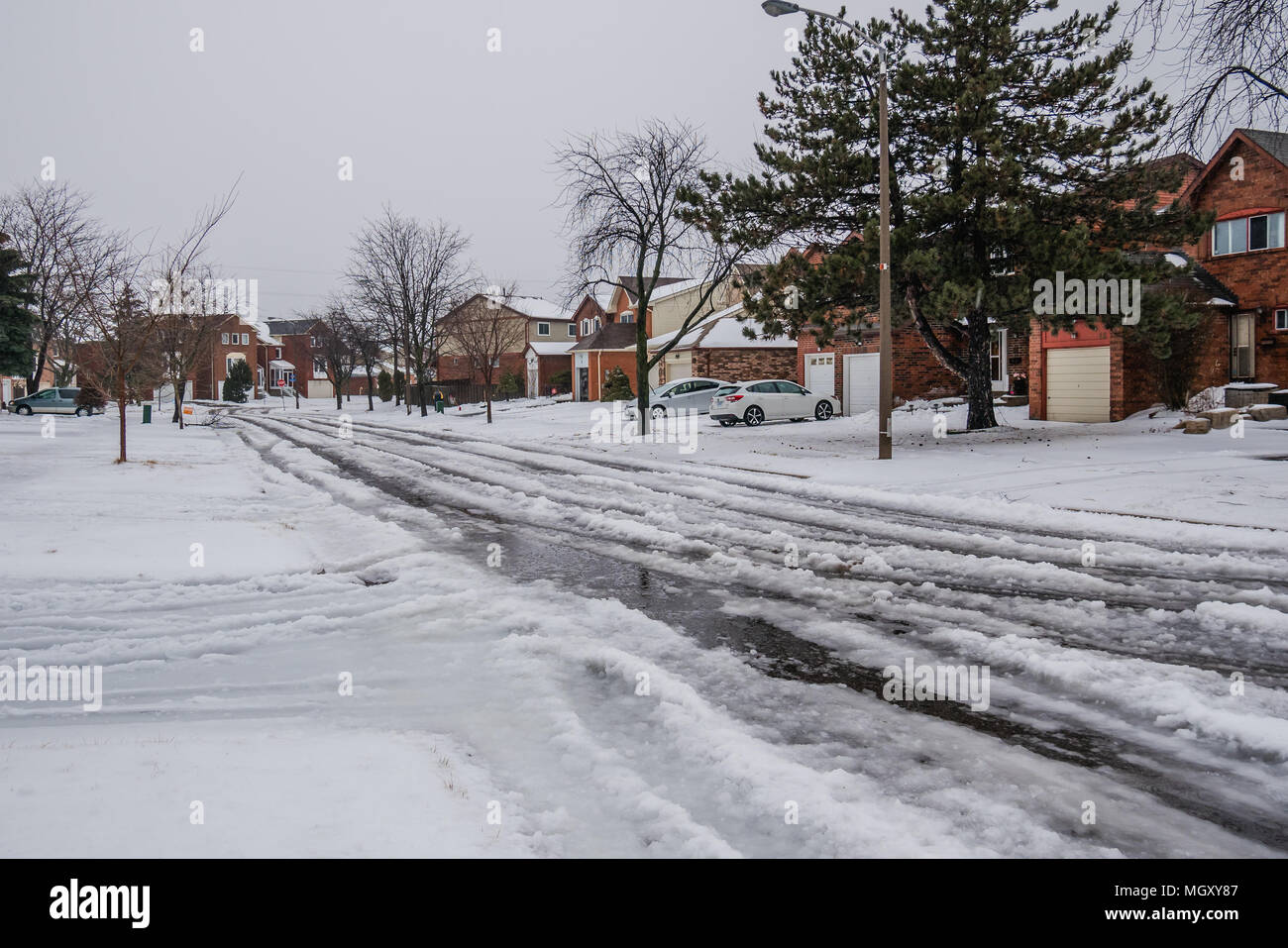 Eine Straße voller Schnee und Eis Nach einem Eisregen und Schnee Sturm Stockfoto