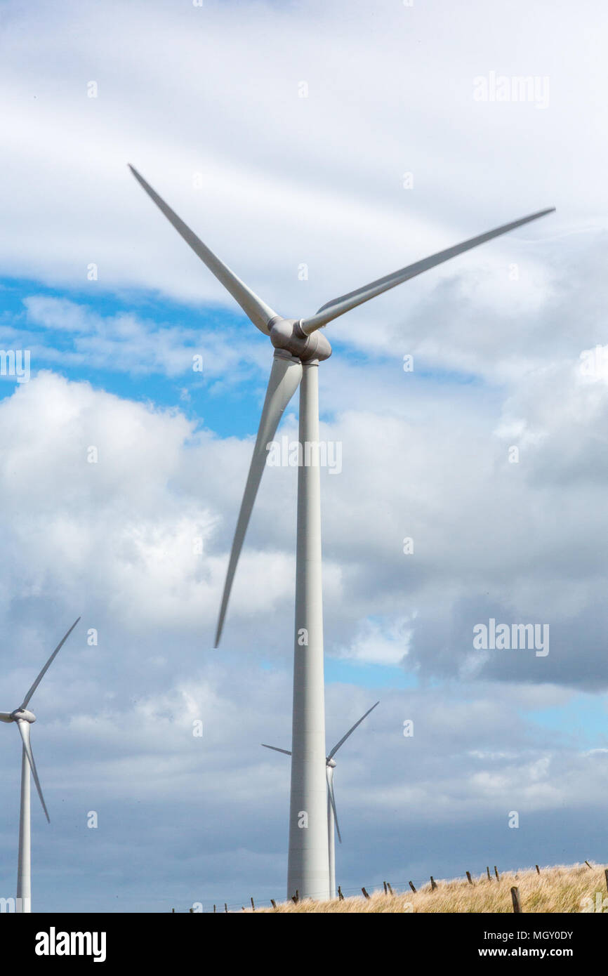 N. Irland/Vereinigtes Königreich - Juni 2, 2015: ein Windpark in der blustery rollenden Hügeln der Nordküste von Nordirland. Stockfoto