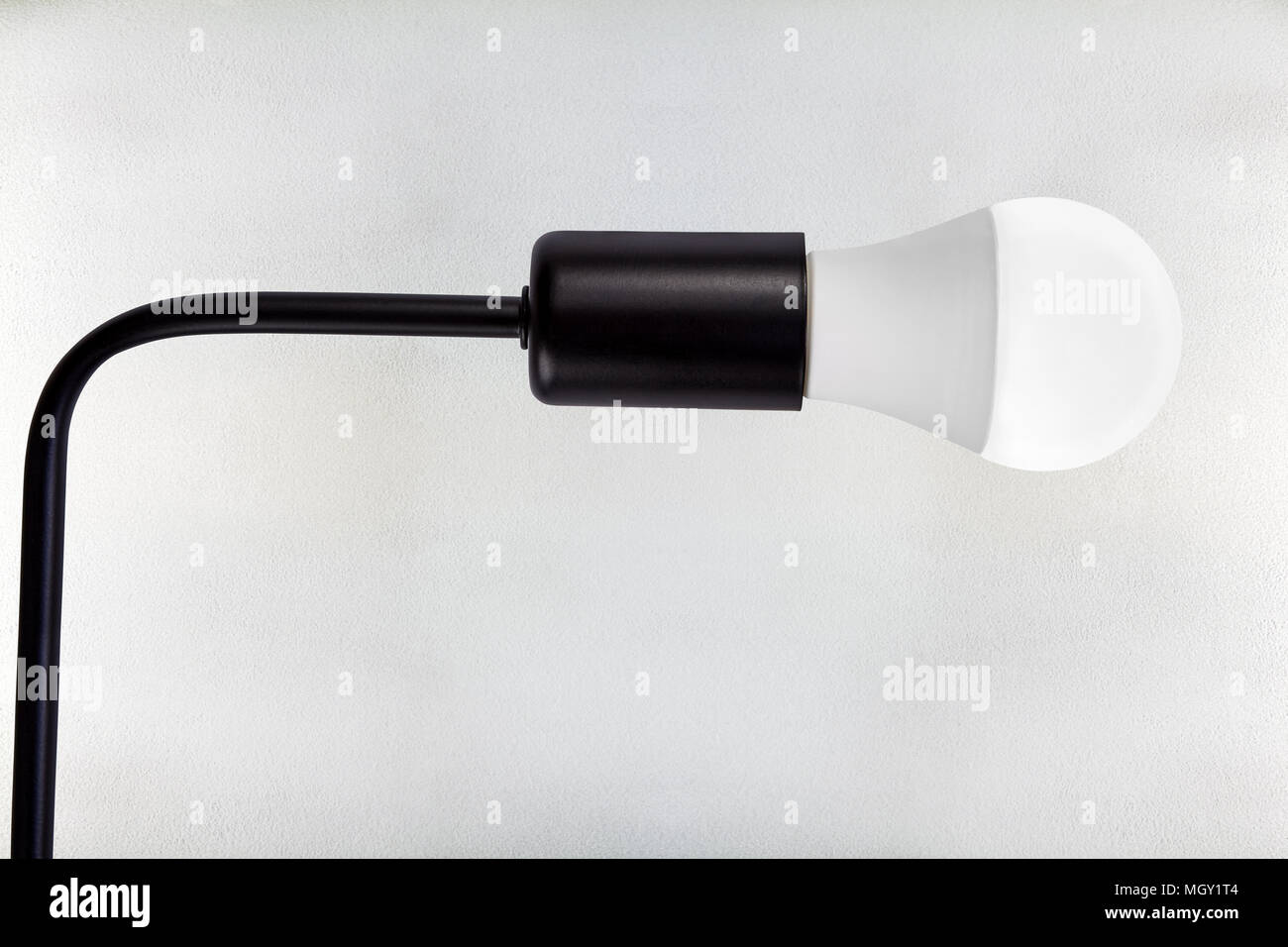Aluminium schwarz Lampe Lampenfassung mit Schraubsockel für LED-Glühlampe,  auf dem Hintergrund der weißen Decke Textur mit gemalten Betonplatte  Stockfotografie - Alamy