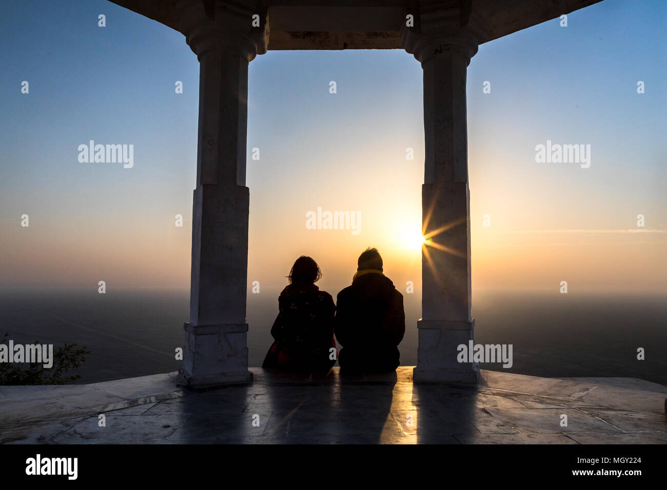 Vor Hochzeit Foto bei Sonnenaufgang am Sambhar salt lake gefangen, Rajasthan Stockfoto