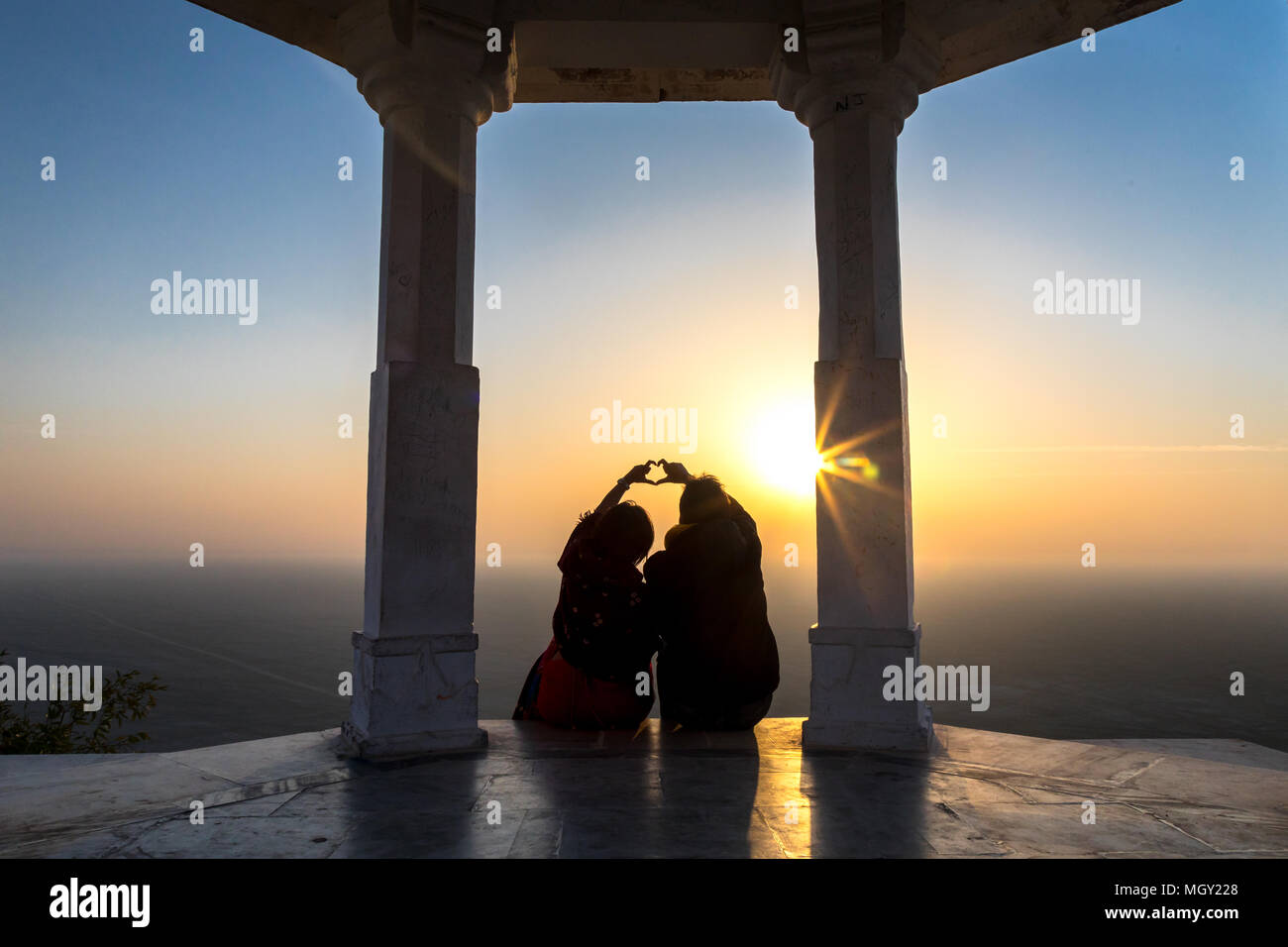 Vor Hochzeit Foto bei Sonnenaufgang am Sambhar salt lake gefangen, Rajasthan Stockfoto
