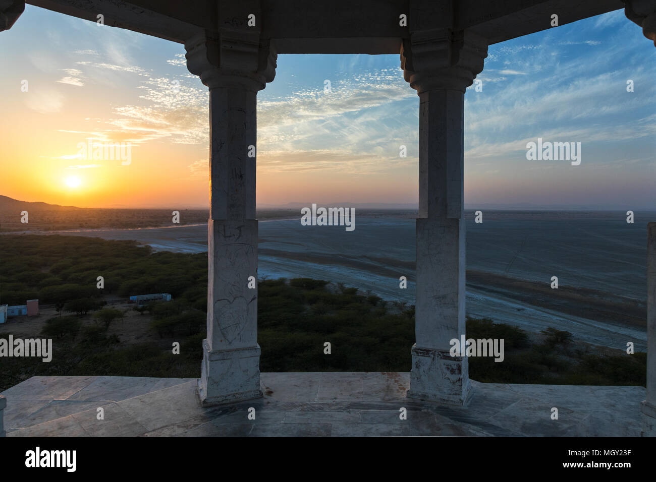 Sonnenuntergang von der Ansicht von oben, von einem Stein Struktur der Vantage Point gefangengenommen am Sambhar See, Rajasthan Stockfoto