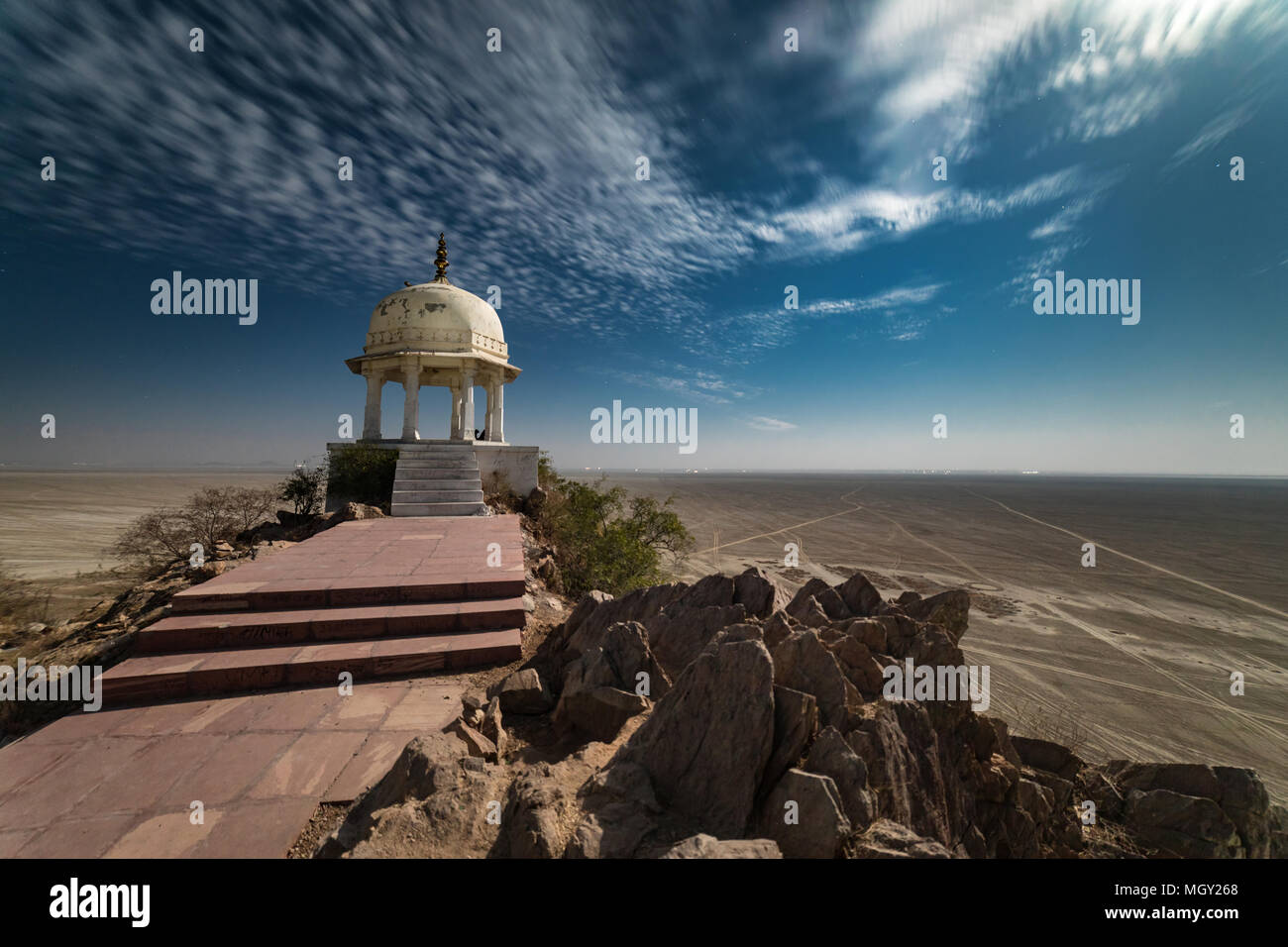 Lange Belichtung einer Vollmondnacht mit geschwollenen Wolken auf dem Hügel Aussichtspavillon Sambhar salt lake, Rajasthan Stockfoto