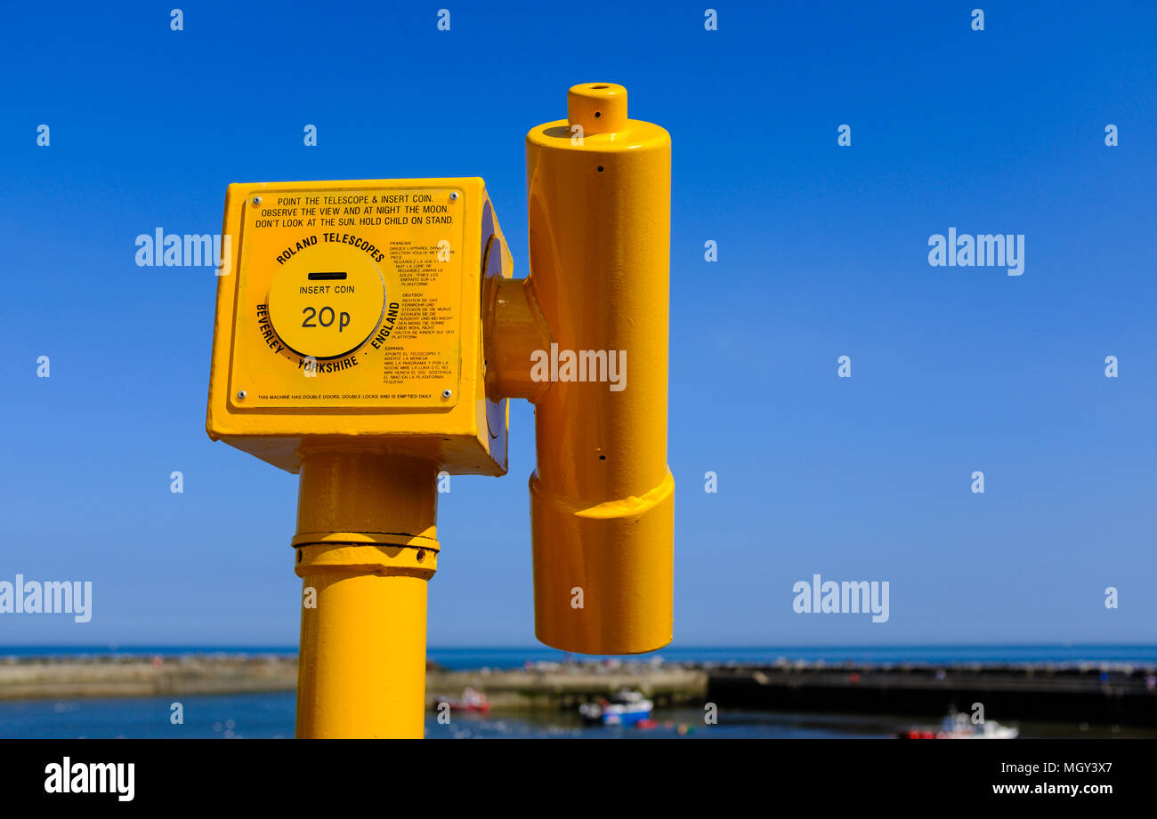 STAITHES, ENGLAND - 21. April: eine Münze betrieben seaside Teleskop von Roland Teleskope in Staithes, England. In Staithes, England. April 2018 21. Stockfoto