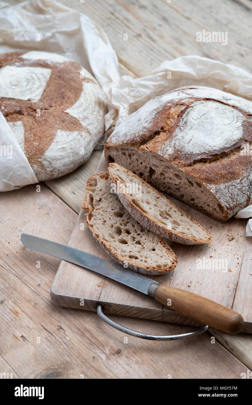 Sauerteigbrot und Dinkel Sauerteigbrot auf einem Brot. Großbritannien Stockfoto
