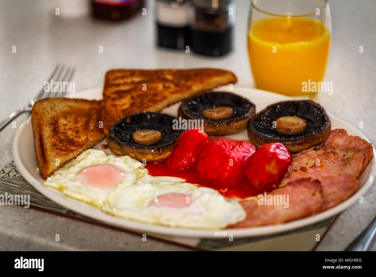 Englisches Frühstück in einem weißen Küche Stockfoto