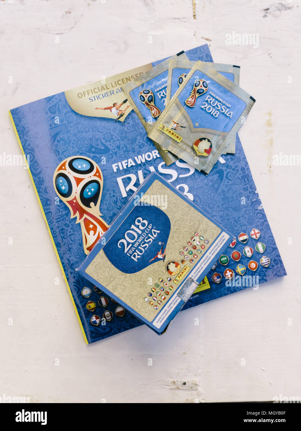 BERLIN, DEUTSCHLAND - 28. APRIL 2018: Ware auspacken und Album von offiziellen FIFA-lizenzierter Panini Sammlerstücke Aufkleber für die Fußball-WM 201 Stockfoto