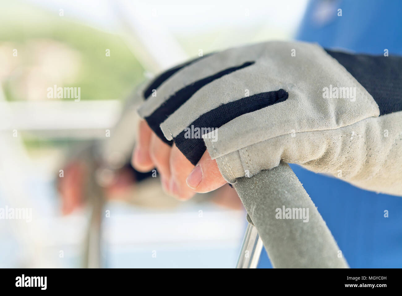 Händen halten Lenkrad das Segelboot Stockfoto