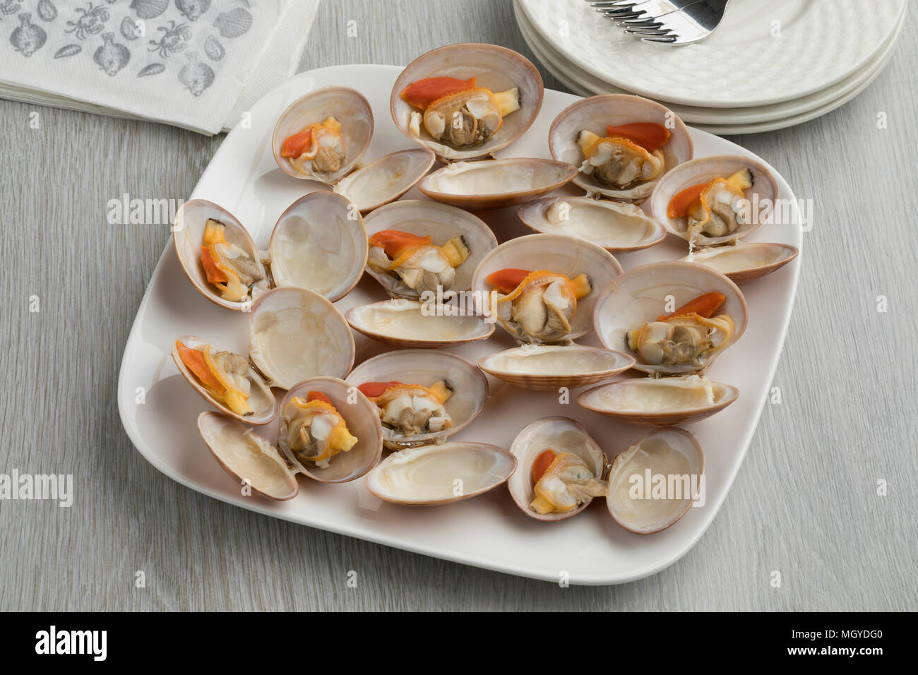 Teller mit offenen gekocht glatte Muscheln als Gourmet Stockfoto