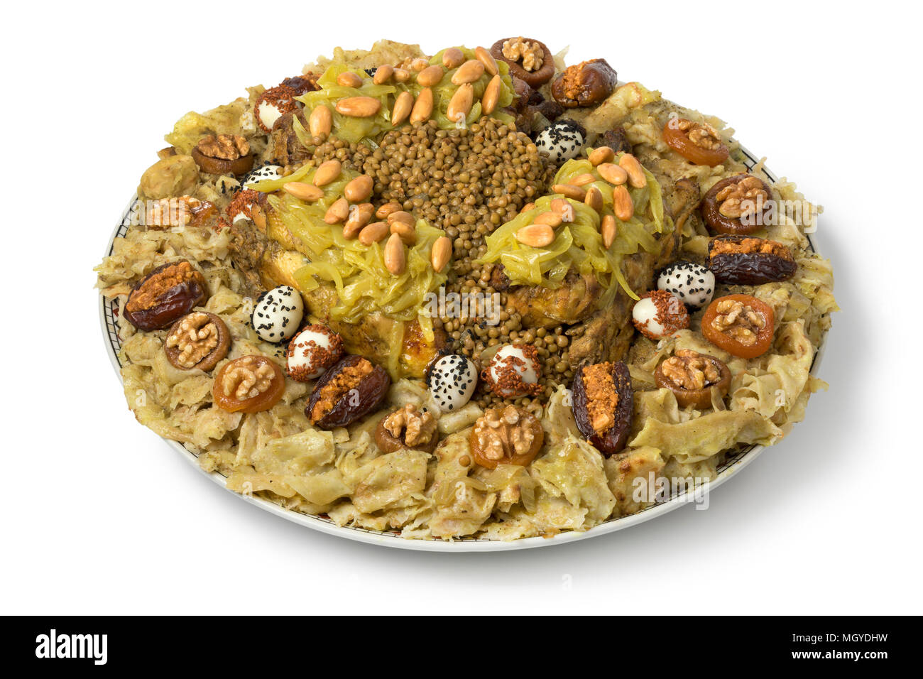 Teller mit festlichen traditionelle marokkanische Rfissa mit Sauce serviert und decorared mit Wachteleier, Samen, Früchte und Nüsse auf weißem Hintergrund Stockfoto