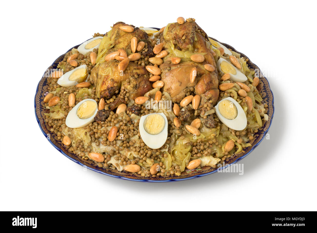 Traditionelle marokkanische Rfissa Gericht mit Eiern und Mandeln auf weißem Hintergrund Stockfoto