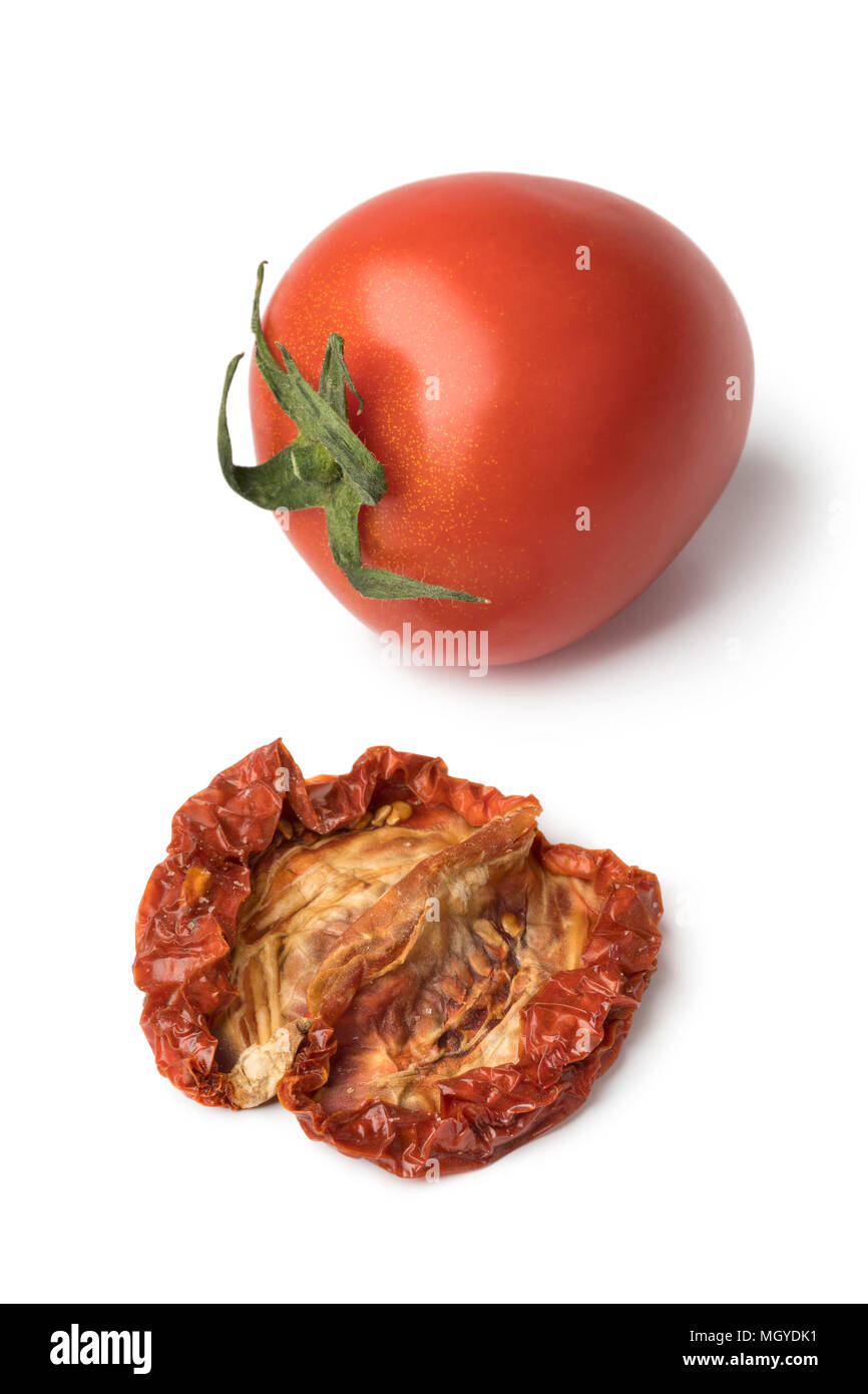 Single frische und getrocknete Tomaten auf weißem Hintergrund Stockfoto