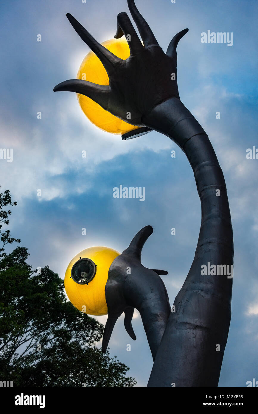 Creepy Hände, aliens Hände, mit leuchtenden gelben Bälle Stockfoto