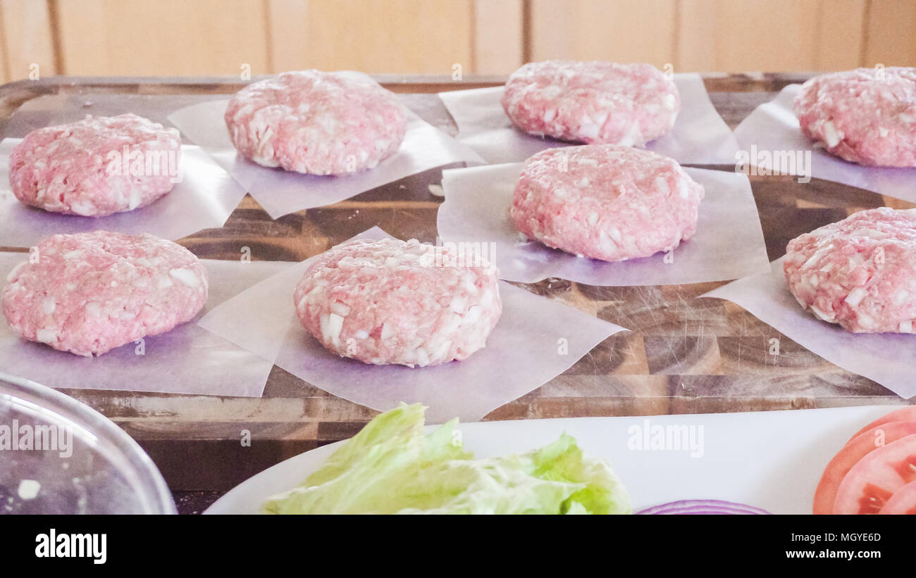 Vorbereitung Gourmet Burger Pastetchen mit Hackfleisch. Stockfoto