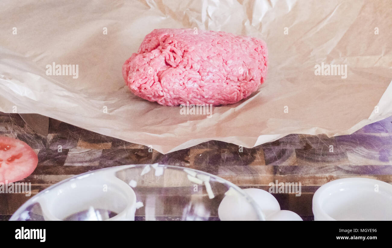 Vorbereitung Gourmet Burger Pastetchen mit Hackfleisch. Stockfoto