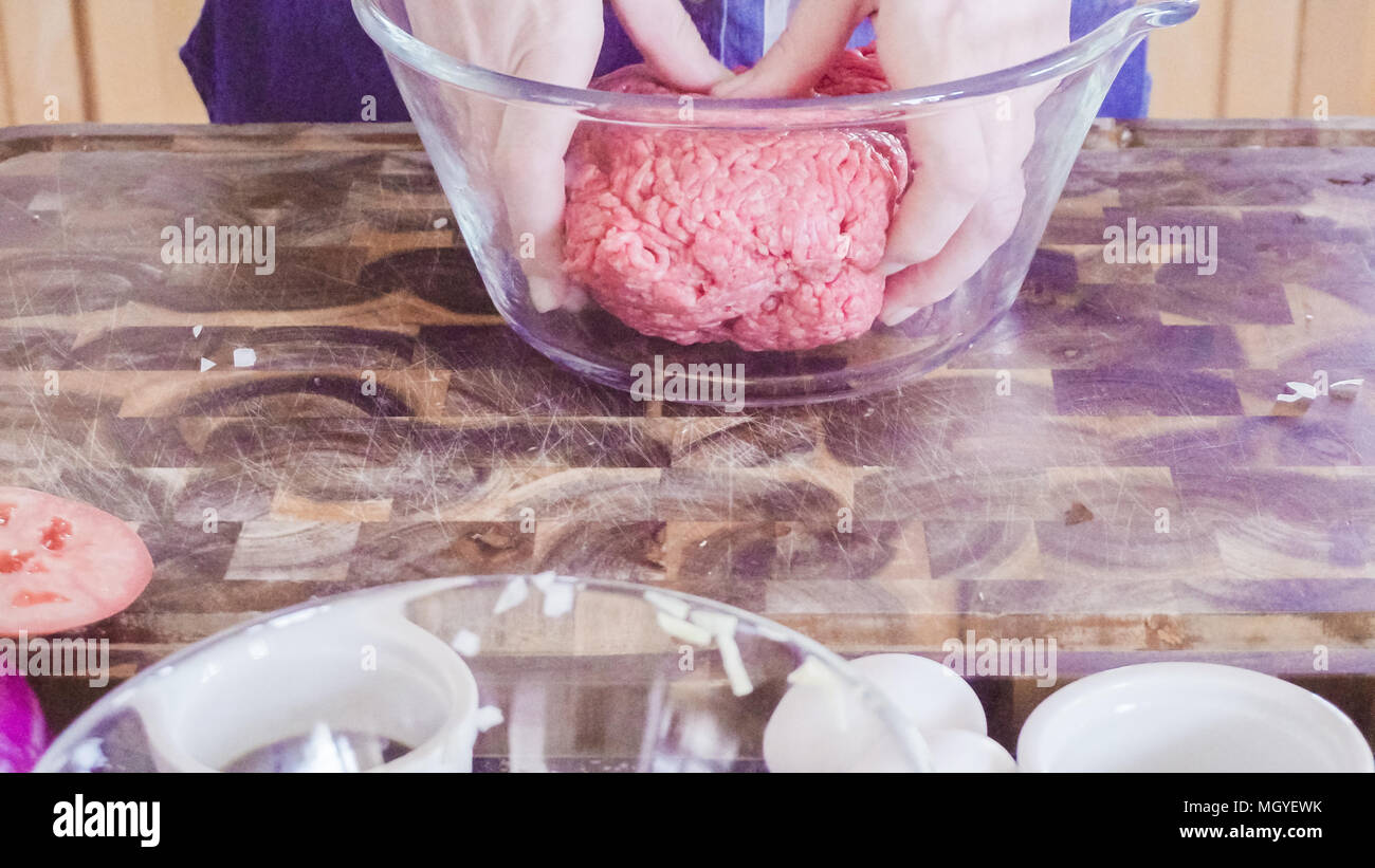 Vorbereitung Gourmet Burger Pastetchen mit Hackfleisch. Stockfoto