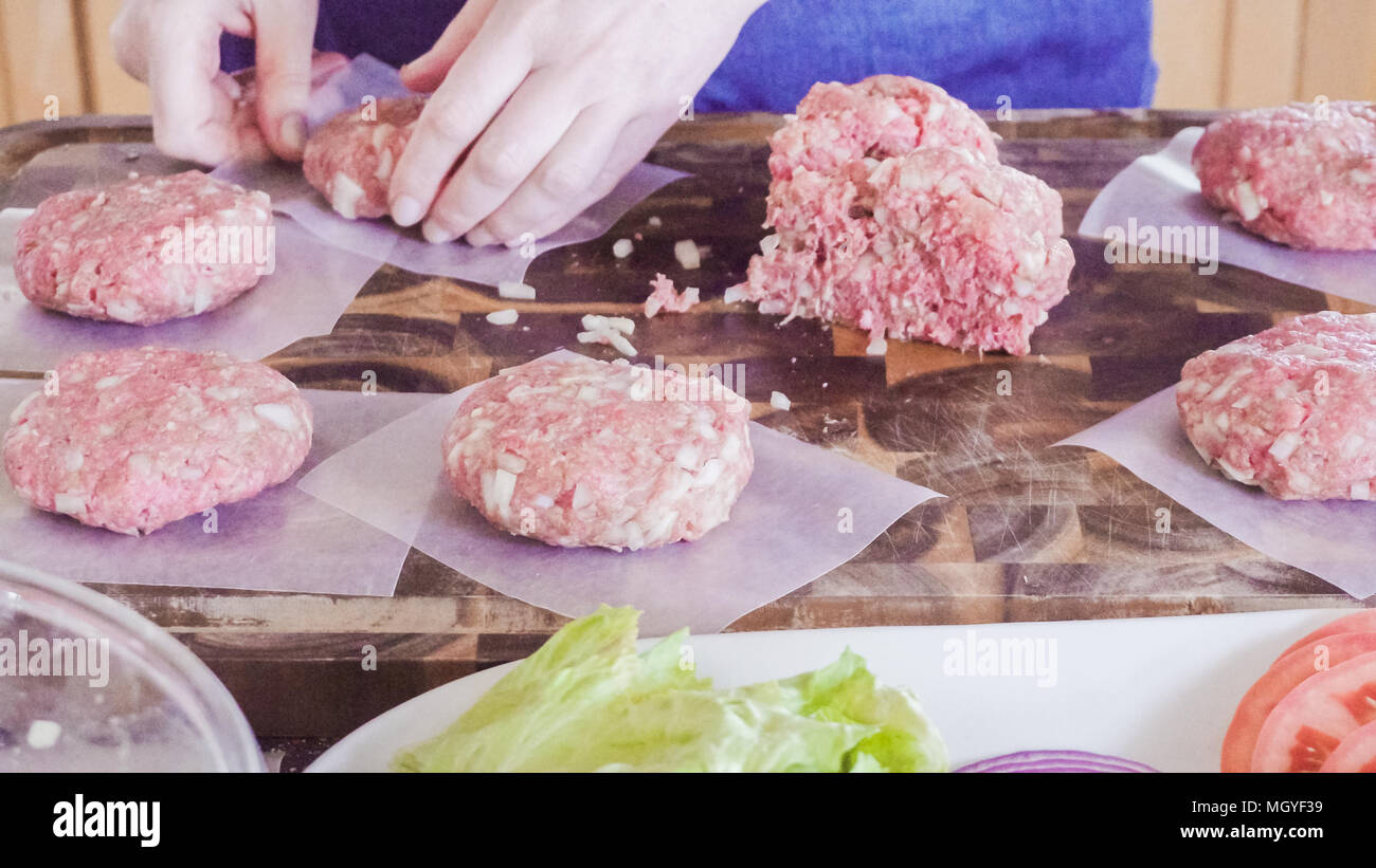 Vorbereitung Gourmet Burger Pastetchen mit Hackfleisch. Stockfoto