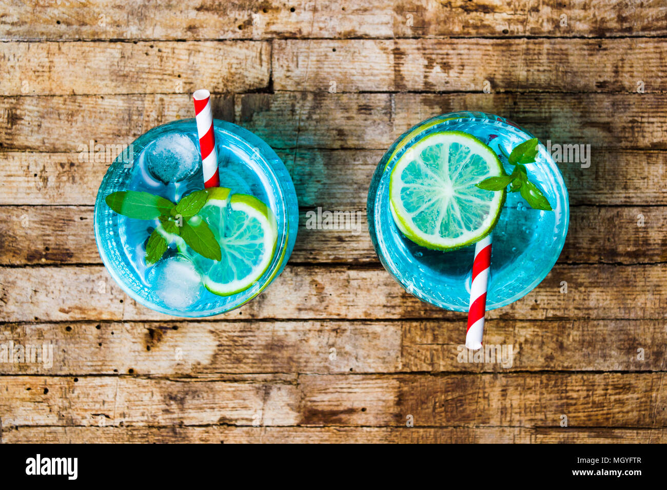 Blaue Cocktails mit Zitrone auf Holztisch, Ansicht von oben Stockfoto