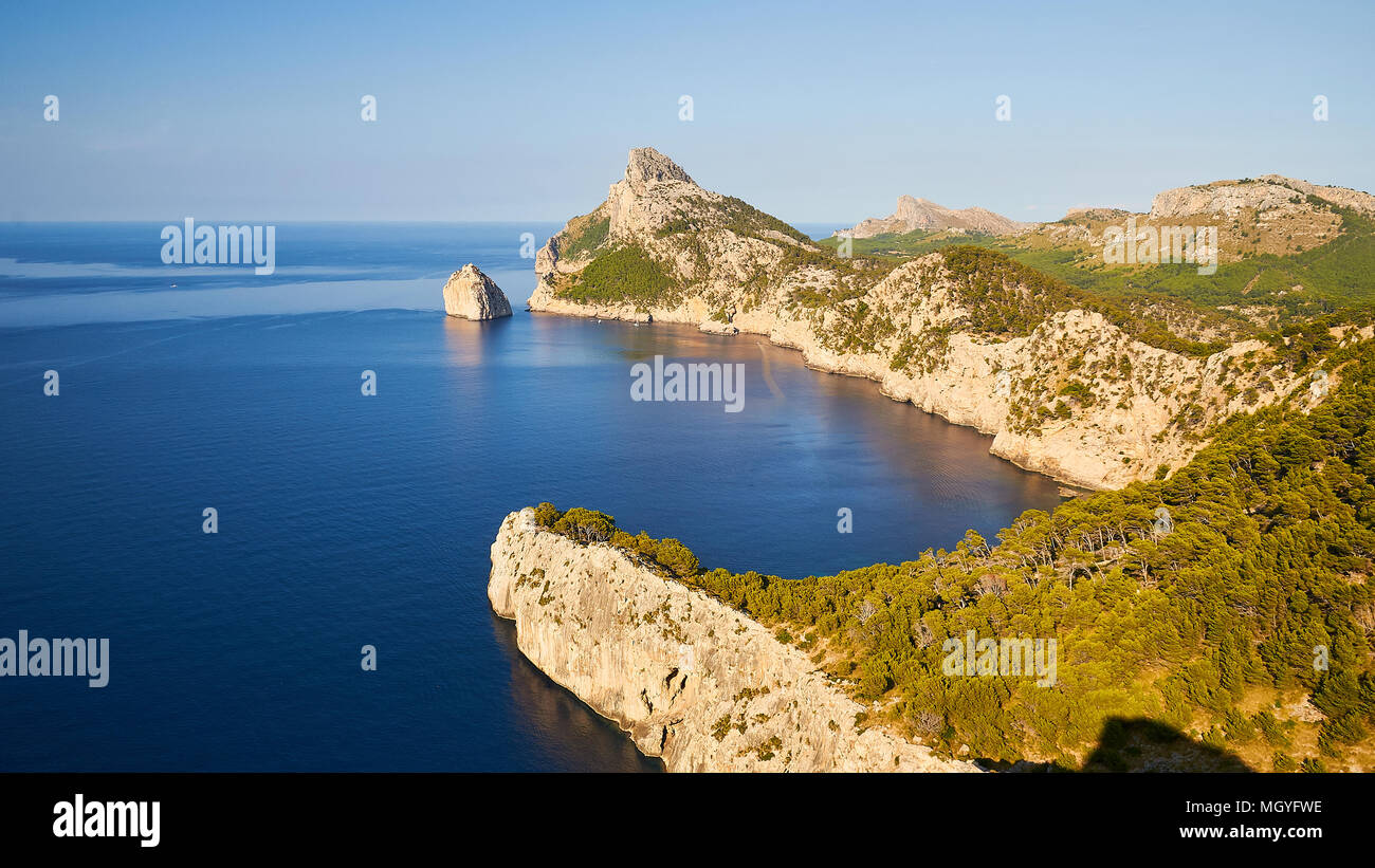 Panoramablick von Es Colomer übersehen, Es Colomer Insel und Punta Nau bei Serra de Tramuntana in Pollenca (Mallorca, Balearen, Spanien) Stockfoto