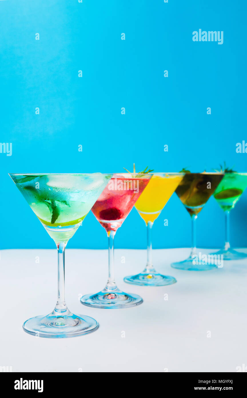 Farbenfrohe Cocktails vor blauem Hintergrund. Sommer Erfrischungen Stockfoto