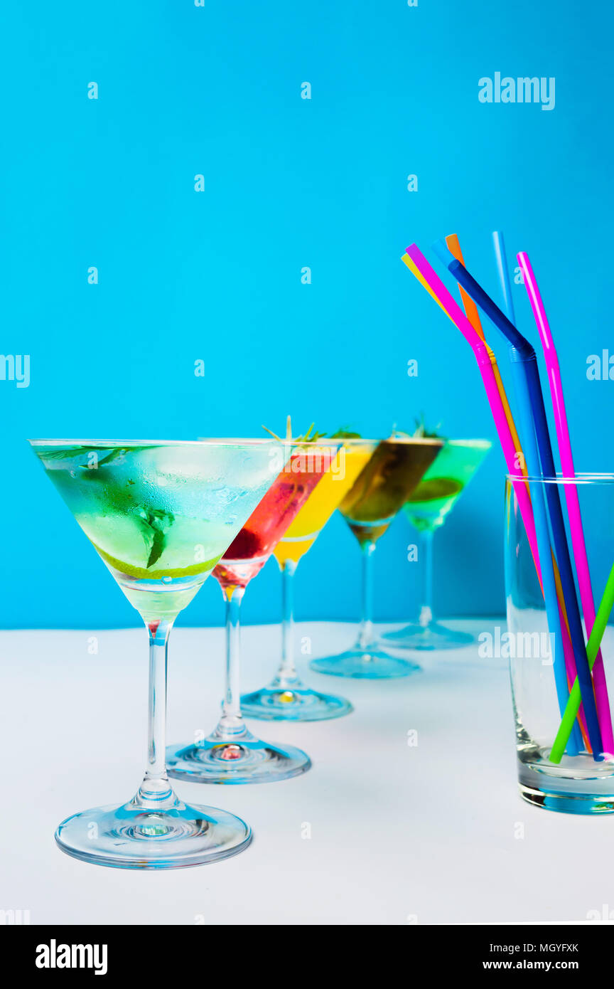Farbenfrohe Cocktails vor blauem Hintergrund. Sommer Erfrischungen Stockfoto