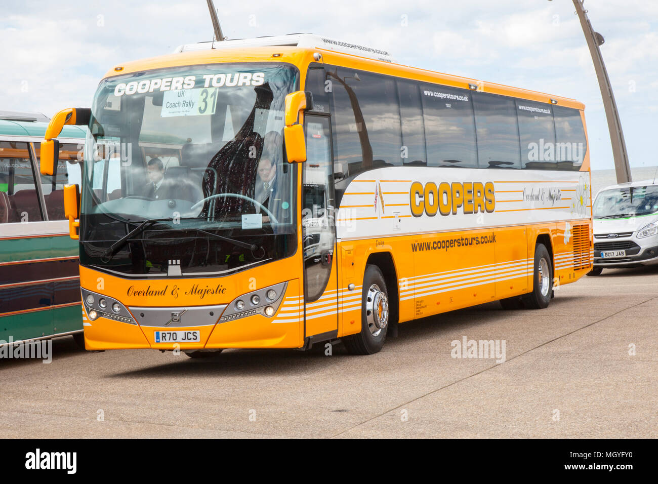 Coopers Tours UK Luxus Passagier Bus Rallye auf Blackpool Comedy Teppich, Strandpromenade. Fahrer des öffentlichen Nahverkehrs sind bis nach Shropshire und Nordirland gereist, um an der Veranstaltung teilzunehmen, bei der der Preis des Jahres für den Busfahrer gewonnen wurde. Stockfoto