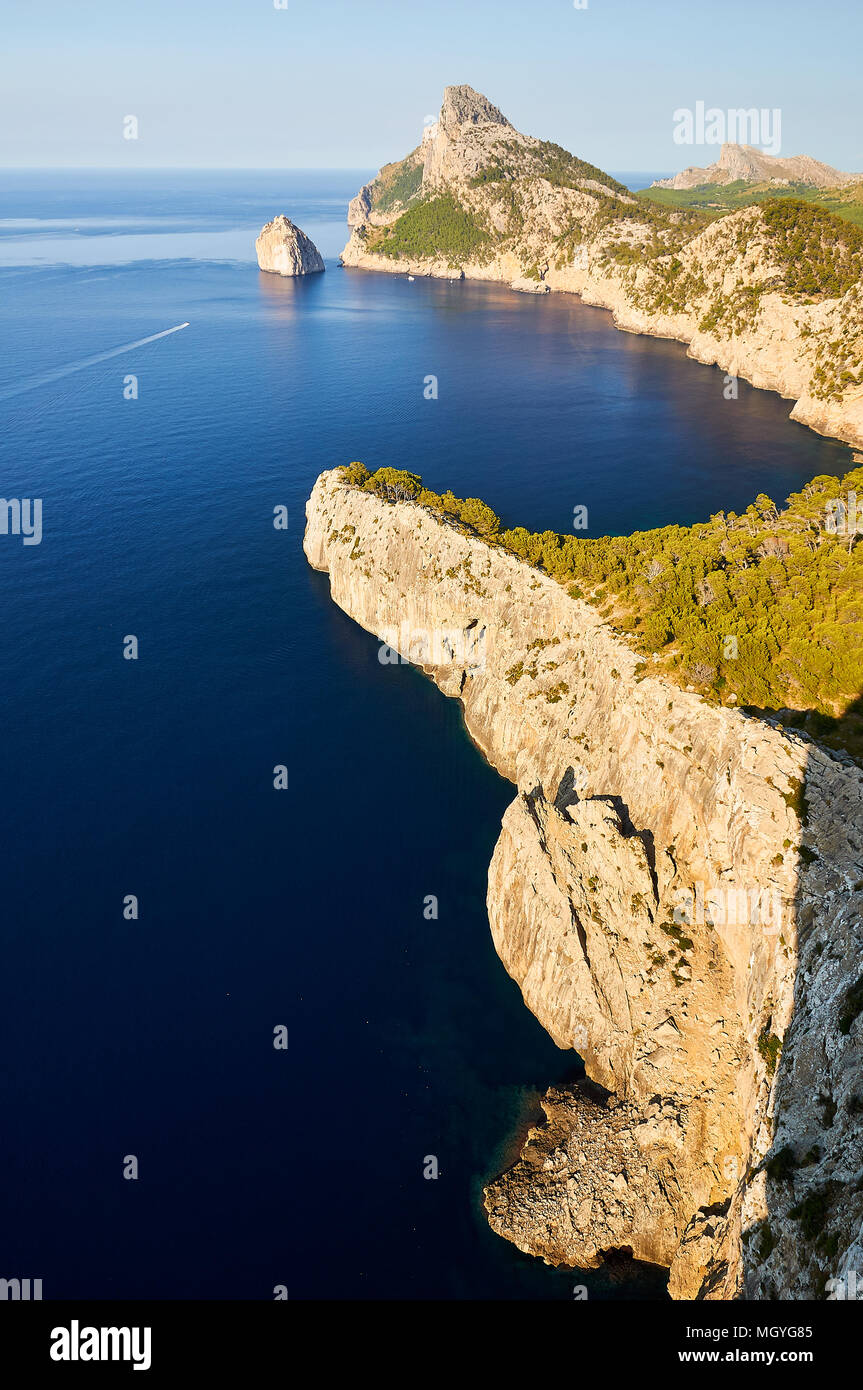 Panoramablick von Es Colomer übersehen, Es Colomer Insel und Punta Nau bei Serra de Tramuntana in Pollenca (Mallorca, Balearen, Spanien) Stockfoto