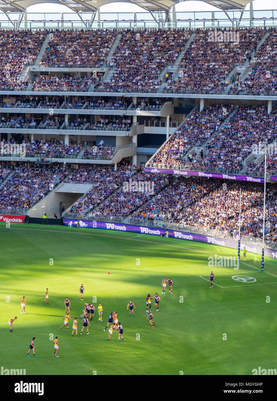 AFL teams Fremantle Hafenarbeiter und West Coast Eagles spielen ihre Australian Football, ersten Derby an Optus Stadion, Perth, WA, Australien. Stockfoto