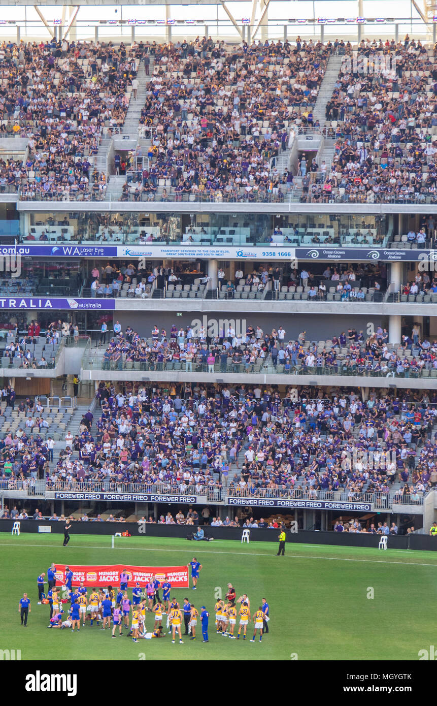 AFL teams Fremantle Hafenarbeiter und West Coast Eagles spielen ihre Australian Football, ersten Derby an Optus Stadion, Perth, WA, Australien. Stockfoto