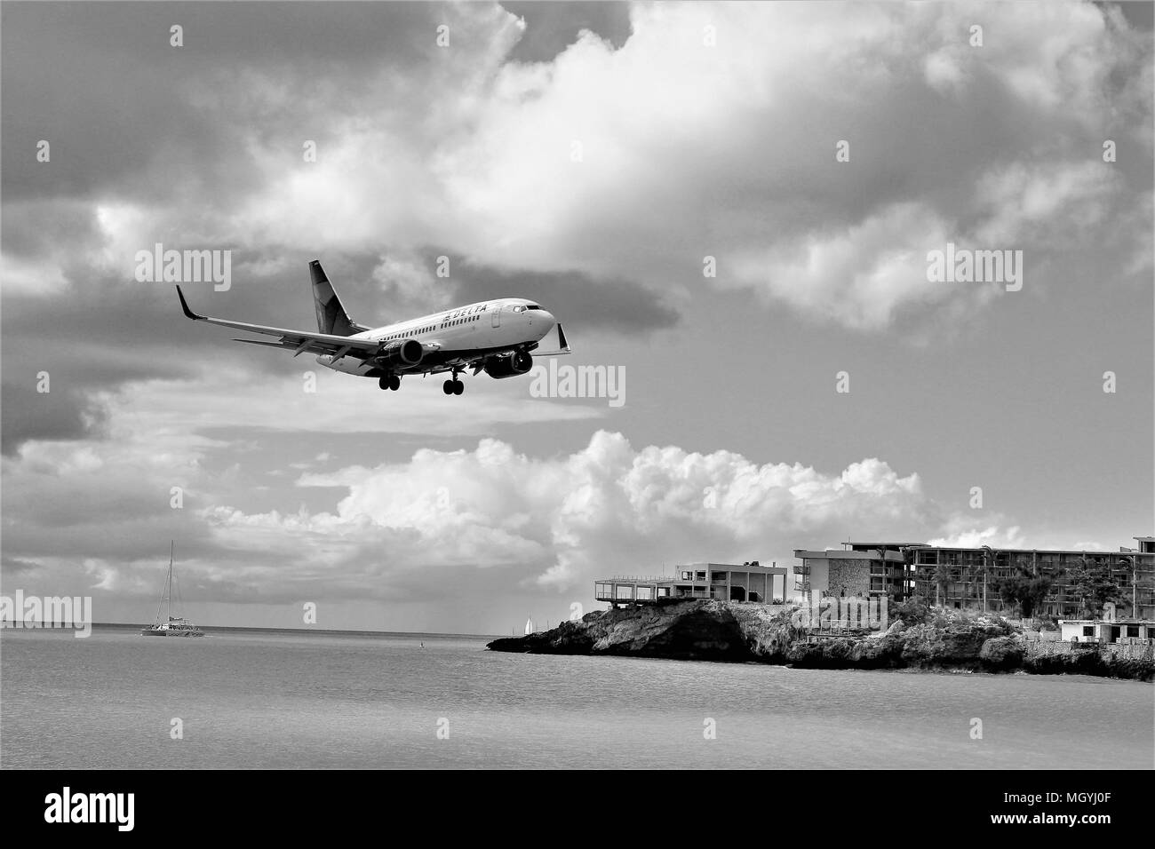 MAHO, ST MAARTEN - Februar 2018: ein Schuß von Maho Beach eines Delta Air Lines passagiermaschine an auf sxm Princess Juliana Flughafen hinter Stockfoto