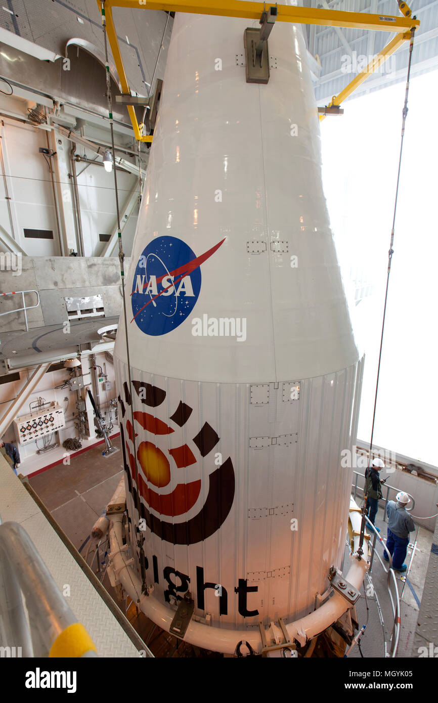 Die Mars lander InSight Sonde sitzt auf einem United Launch Alliance Atlas-V-Rakete auf der Vandenberg Air Force Base Space Launch 3 April 23, 2018 Komplexe in Lompoc, Kalifornien positioniert. Die Einsicht, die für seismische Untersuchungen steht, Geodäsie und Wärmetransport, wird die erste Mission sein tief unter die Oberfläche des Mars schauen und ist für Liftoff 5. Mai 2018 geplant. Stockfoto