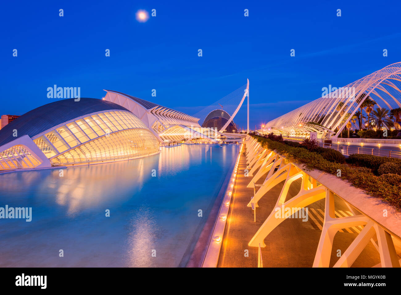 Stadt der Künste und Wissenschaften in Valencia Spanien bei Dämmerung Stockfoto