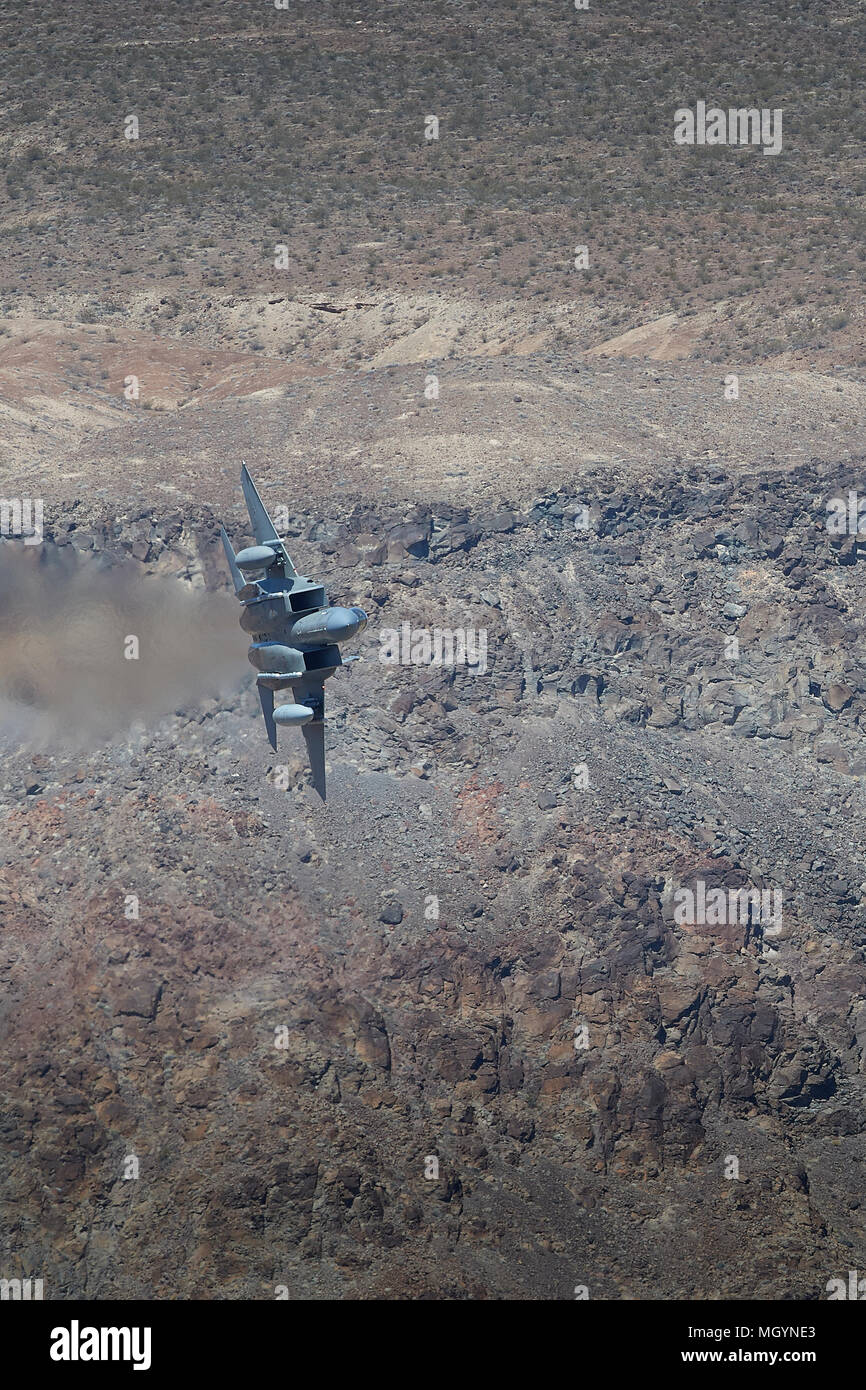 Nahaufnahme Kopf auf Foto von einer F-15C Eagle Jet Fighter des California Air National Guard, 144 Fighter Wing, Tauchen in Rainbow Canyon, Kalifornien. Stockfoto