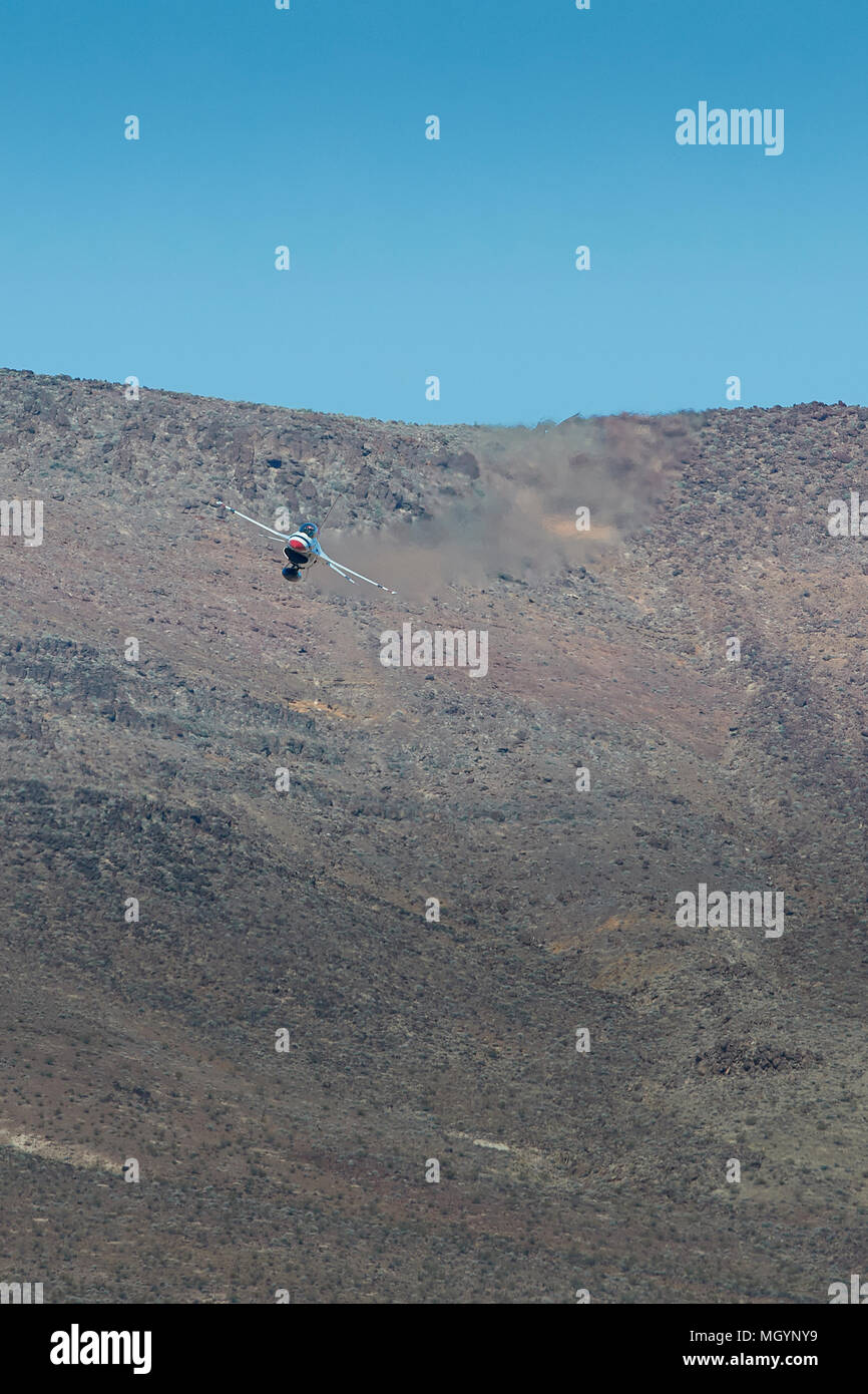 Twin Sitz United States Air Force Lockheed Martin F-16D Fighting Falcon von der USAF 'Thunderbirds' Absteigend in Rainbow Canyon, Kalifornien. Stockfoto