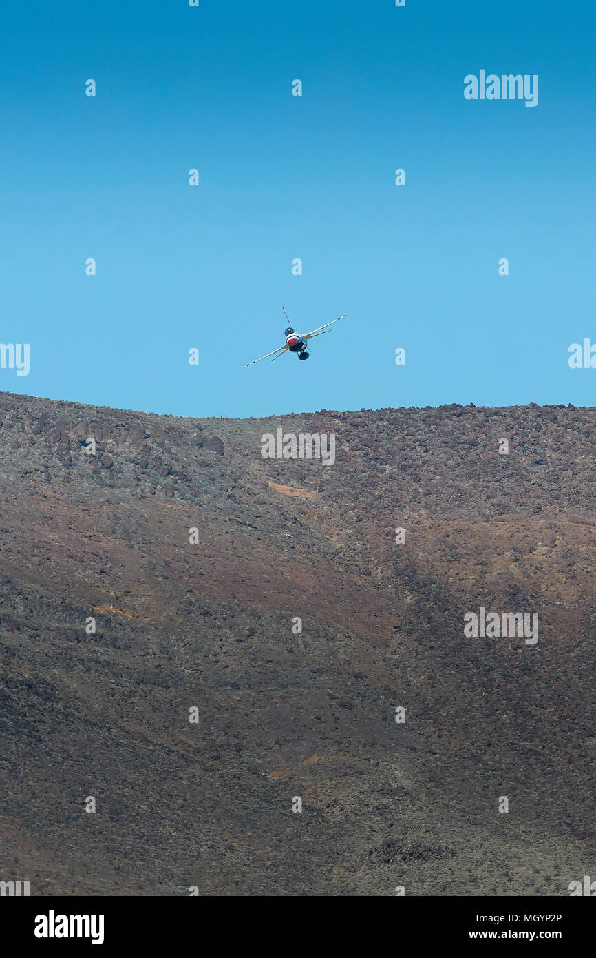 Twin Sitz United States Air Force Lockheed Martin F-16D Fighting Falcon von der USAF 'Thunderbirds' Team, Absteigend in Rainbow Canyon, Kalifornien. Stockfoto