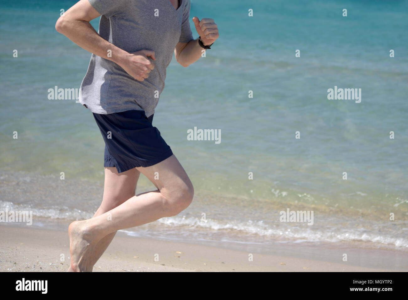 Man barfuß Joggen am Strand Stockfoto