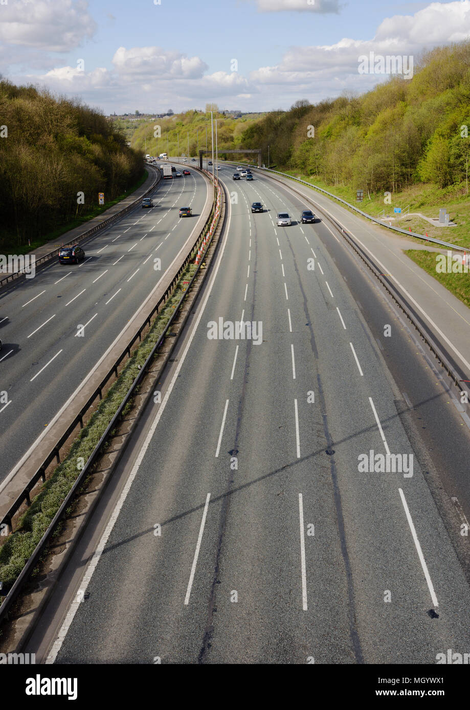 M60 vierspuriger Autobahnabschnitt, erhöhte Ansicht mit leichtem Verkehr in prestwich in der Nähe von whitefield Greater manchester uk Stockfoto