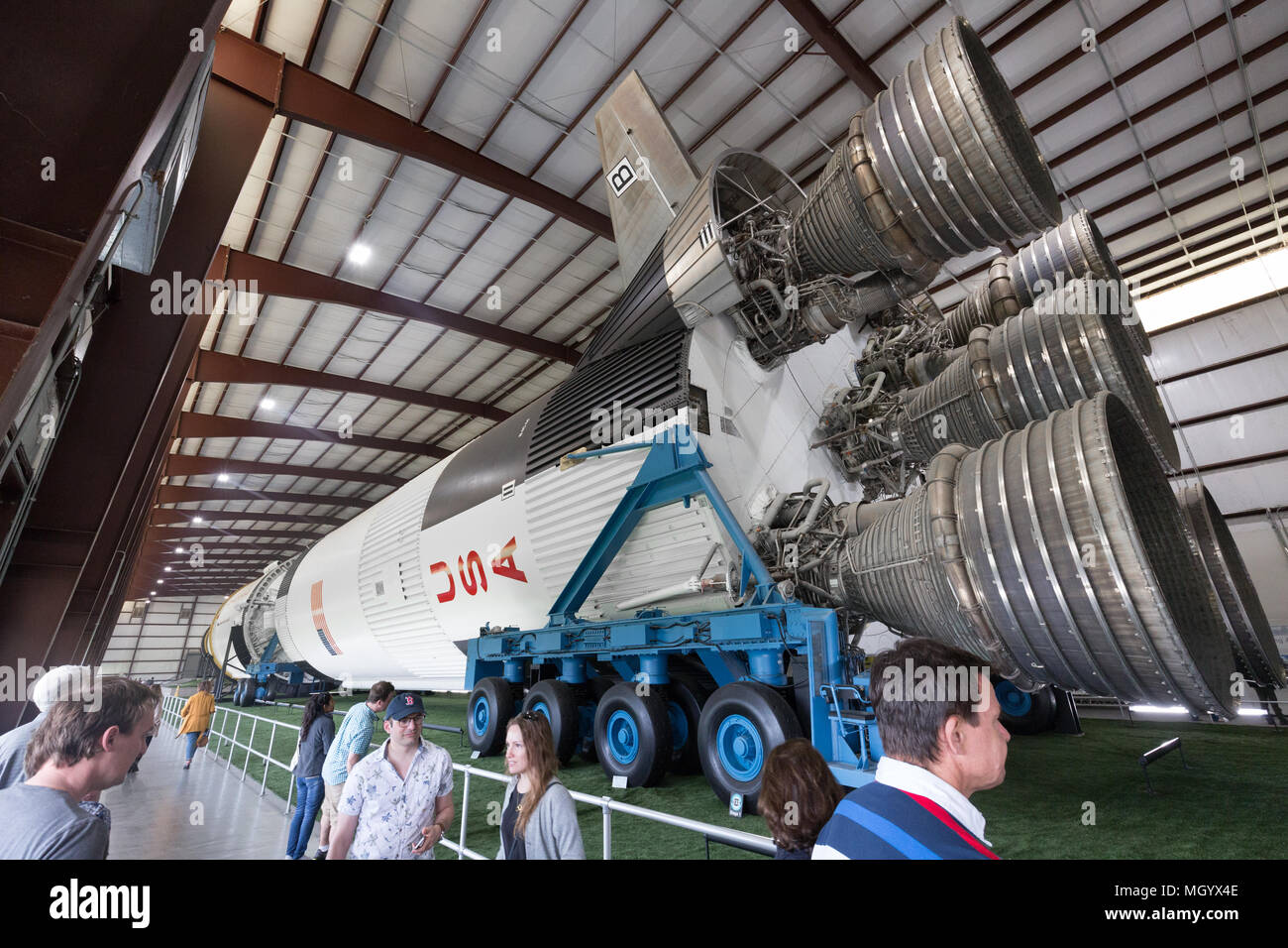 Besucher, die an der Saturn 5-Rakete, Rakete, Park, Johnson Space Center, Houston, Texas, USA Stockfoto