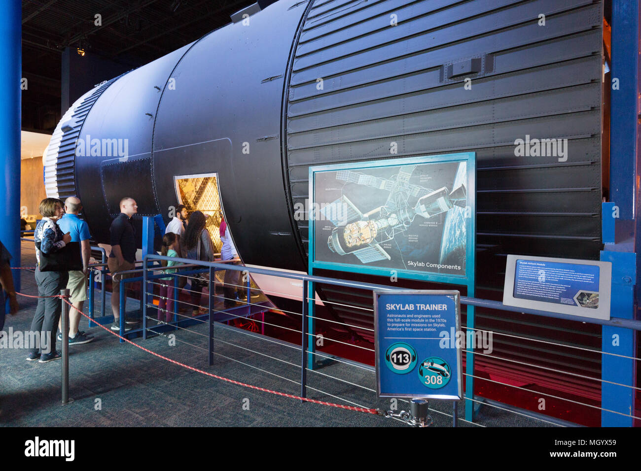 Touristen am Skylab Trainer, Johnson Space Center, Houston, Texas, USA Stockfoto