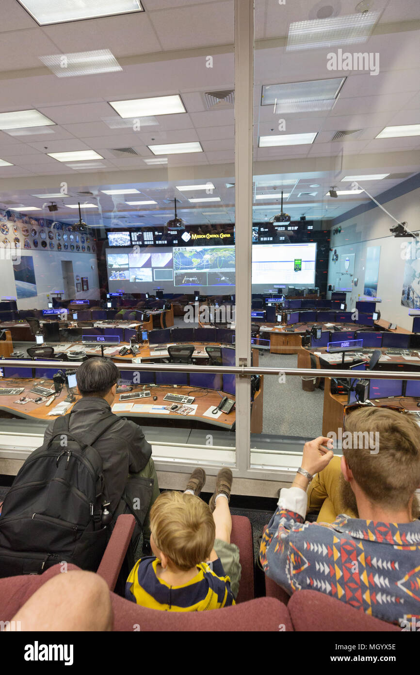 Besucher auf eine Tour durch Mission Control Center, NASA Johnson Space Center, Houston, Texas, USA Stockfoto