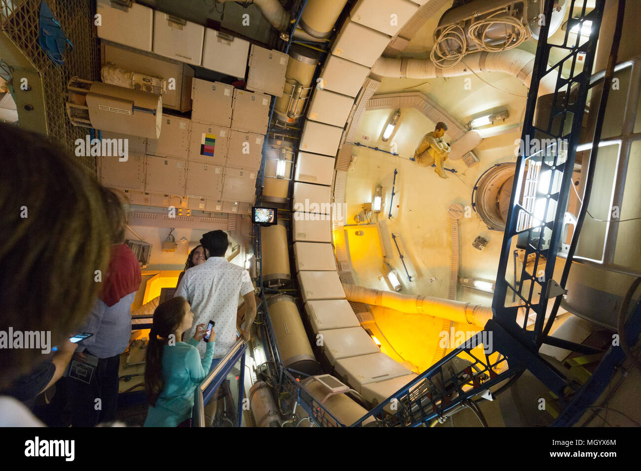 Besucher, die bei einer Demonstration in der Schwerelosigkeit Skylab Trainer, NASA Johnson Space Center, Houston, Texas, USA Stockfoto