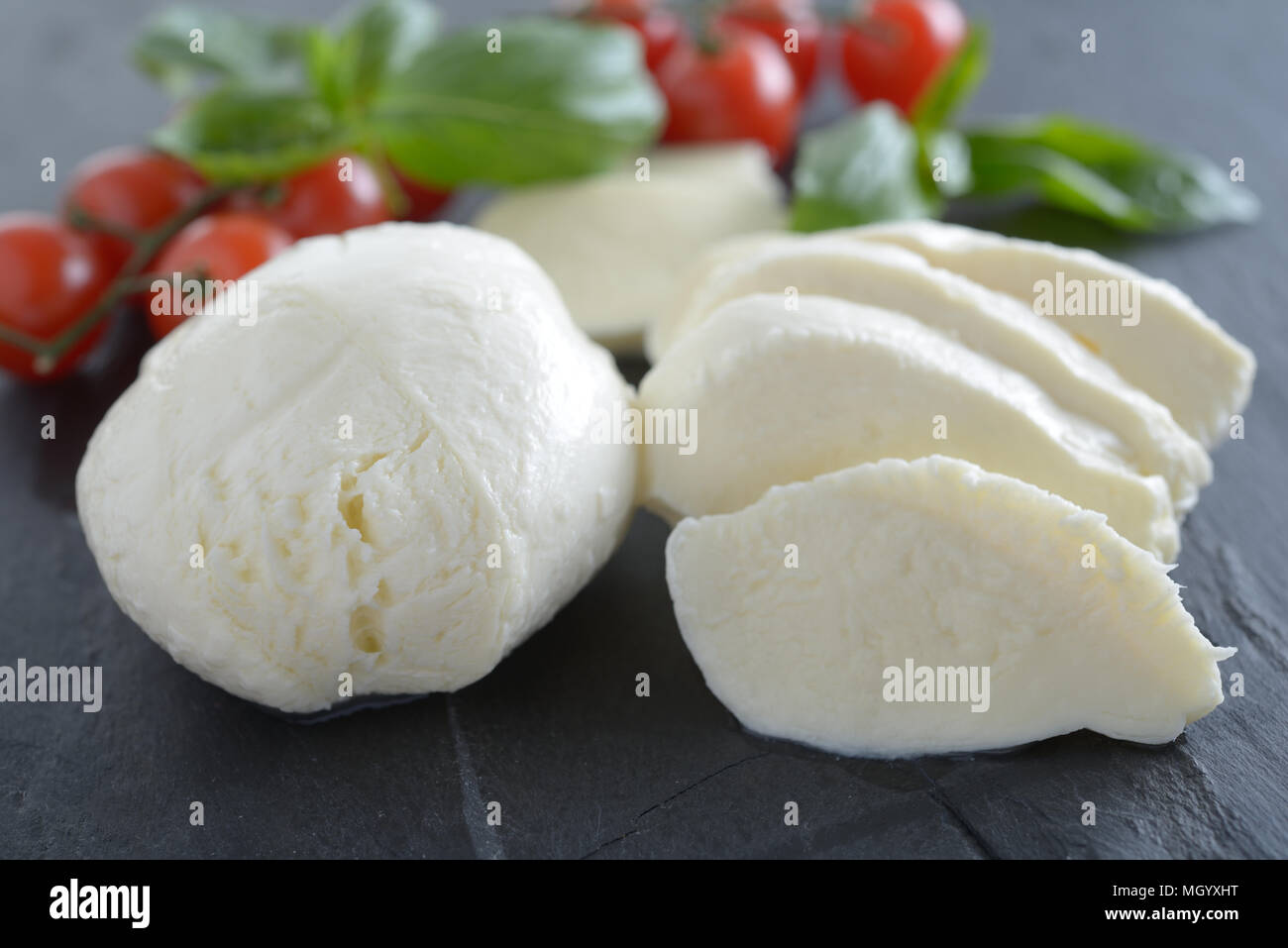 Mozzarella und Gemüse auf einem Schiefer Oberfläche Stockfoto