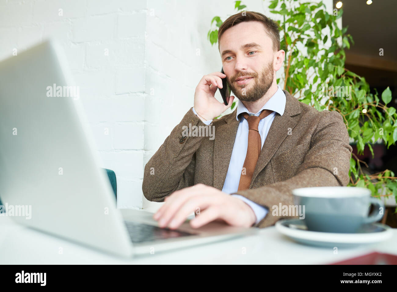 Gut aussehender Geschäftsmann Sprechen per Telefon Stockfoto