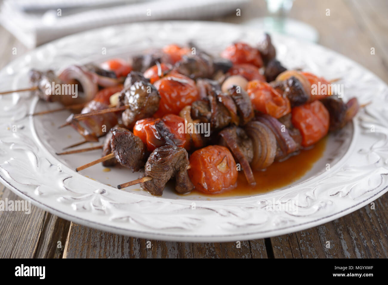 Shish Kebab mit Rindfleisch, Tomaten und rote Zwiebel Stockfoto