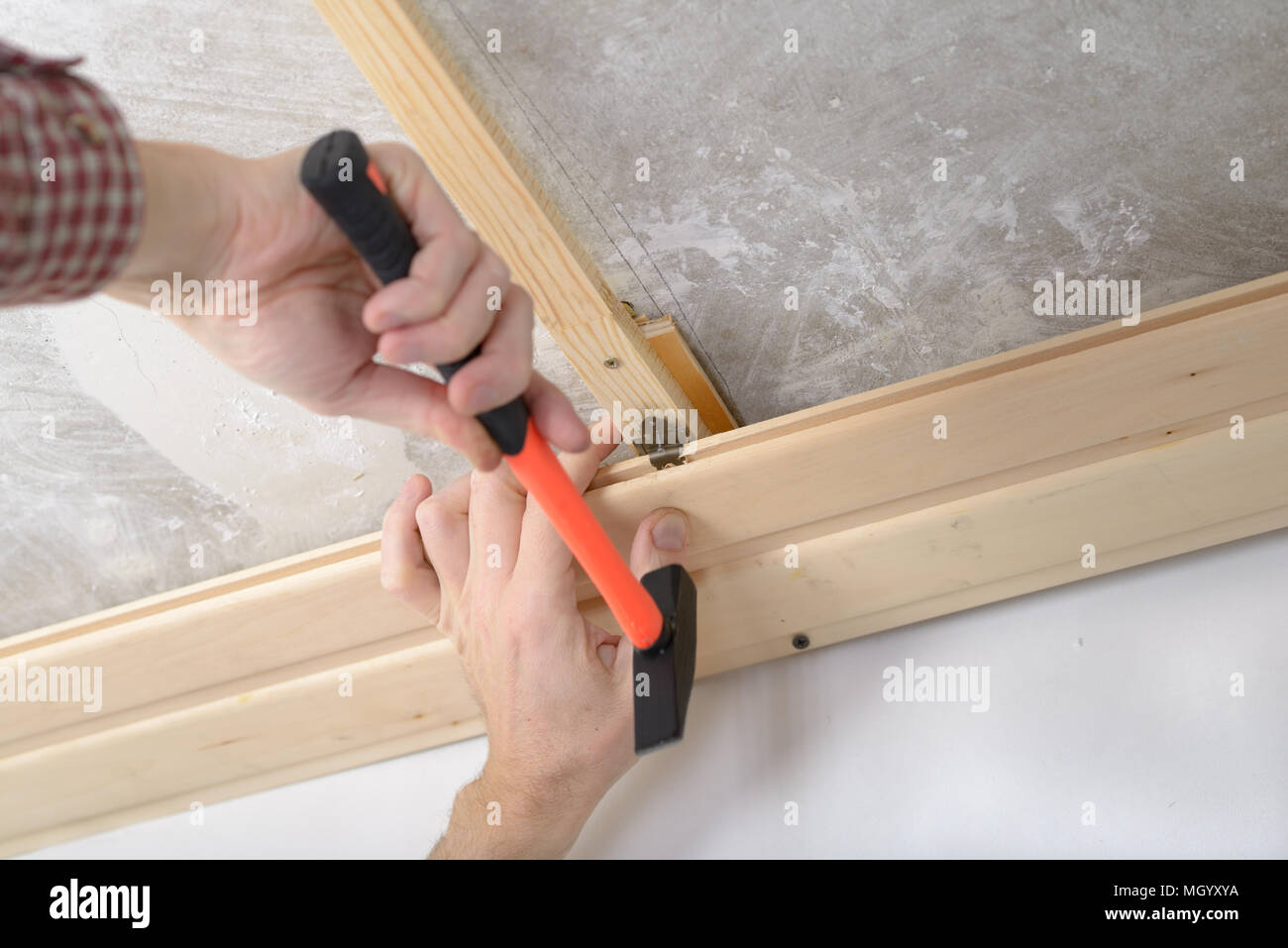 Auftragnehmer Installation holzpaneele an der Decke Stockfoto