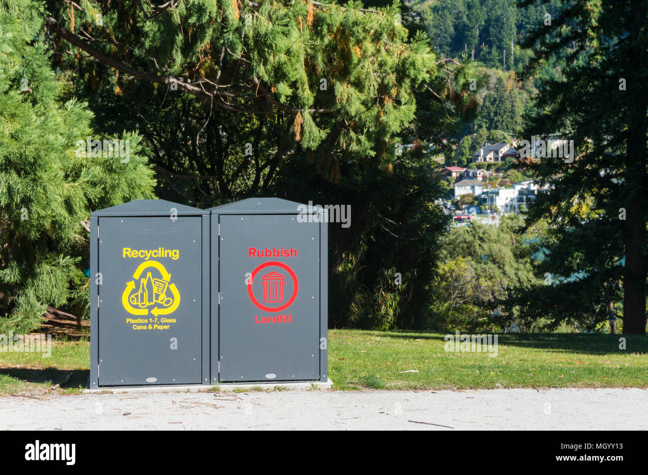 Recycling Bins für Kunststoff Glas und Papier Recycling auch Müll Deponierung in Queenstown Gardens Queenstown, Südinsel Neuseeland nz Stockfoto