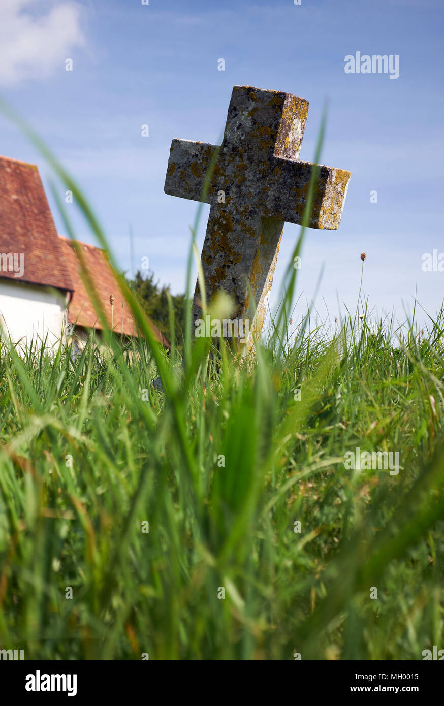 Eine schiefe Kirche Kruzifix Grabstein Stockfoto