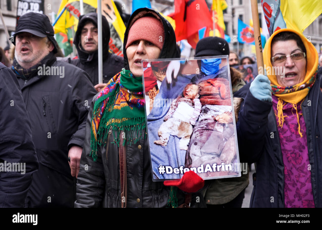 Kurdische Männer und Frauen protestieren Völkermord durch türkische Truppen in Afrin Syrien am Aufstehen gegen Rassismus, internationale Demonstration in London zu UN-Anti-Rassismus-Tag markieren. 17. März 2018 Stockfoto