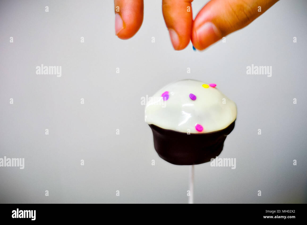 Herstellung von Kuchen Pops Stockfoto