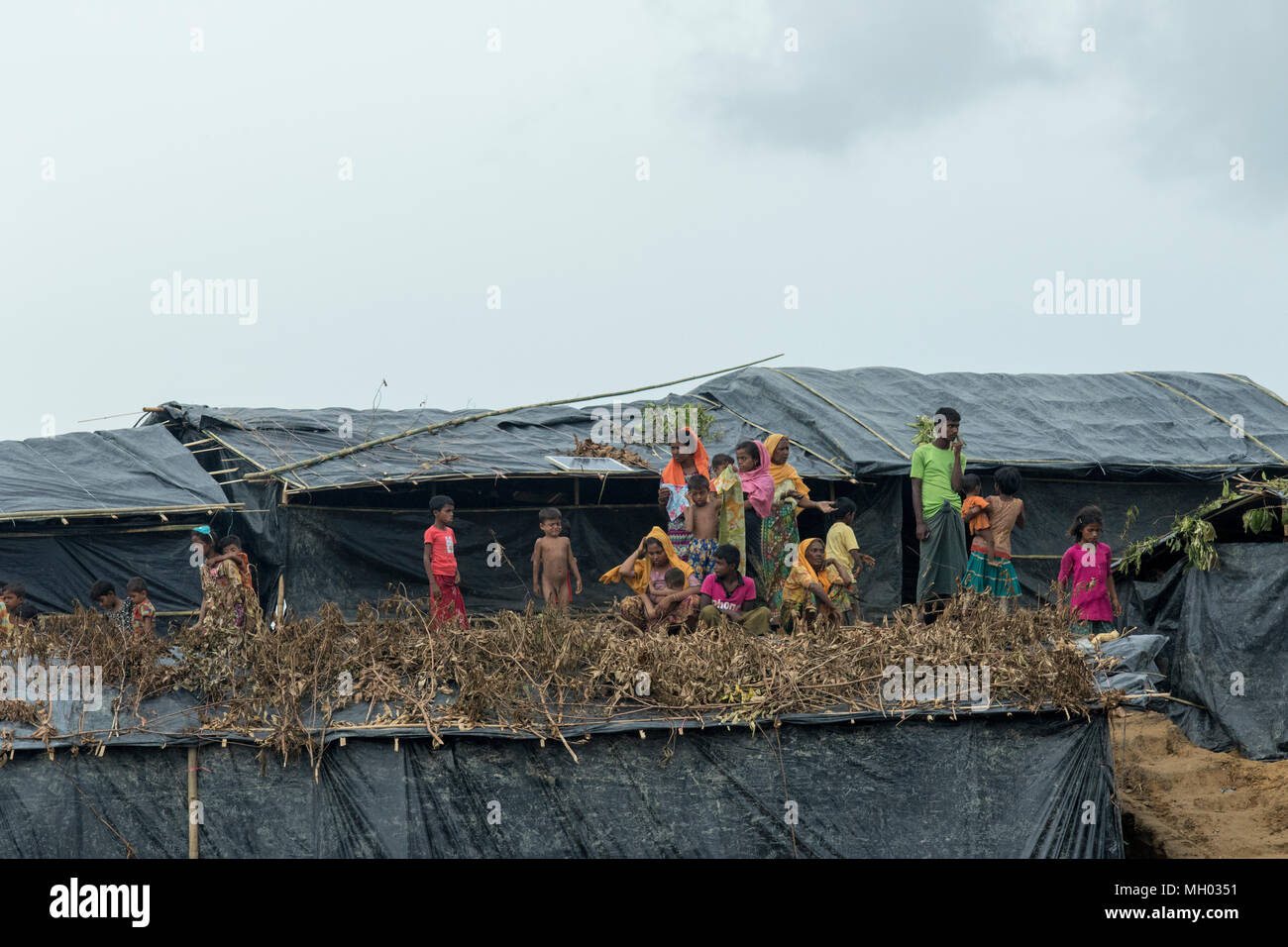 Rohingya-flüchtlinge in Tambru Niemandsland in Bangladesh-Myanmar Grenze bei Tambru, in der Naikhyangchori upajila Banderban Bezirk, Bangladesch. Stockfoto